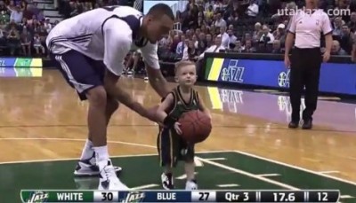 SLIKA KOJA ĆE VAS RASPLAKATI: Mališan uprkos leukemiji ostvario san i zaigrao u NBA (VIDEO)