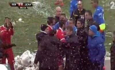 LUDI SVET: Trener CSKA ‘patosiran’ pošto je pogođen grudvom s tribina (VIDEO)