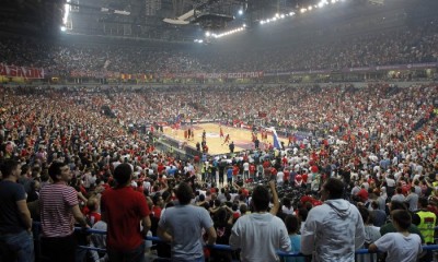 DELIJAMA ZA LAKU NOĆ: Zvezdina lepotica peva navijačku pesmu! (VIDEO)