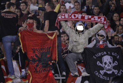 MIP ALBANIJE: Srpski političari, osudite vandalizam paljenja naše zastave!