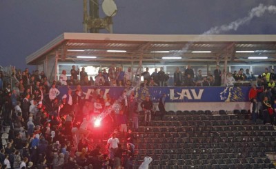 NEZVANIČNO: Tuča navijača na Autokomandi odložila polazak fudbalera Partizana iz Zemuna