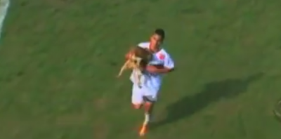 A U BRAZILU: Ujeo ga pas pa postigao gol! (VIDEO)