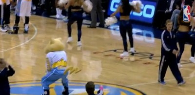 SAD I MASKOTE POGAĐAJU SA POLA: Parker i Oladipo dobili konkurenciju (VIDEO)