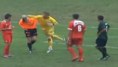 KAKVA ESKIVAŽA: Sudija izbegao nokaut u prvoj sekundi (VIDEO)