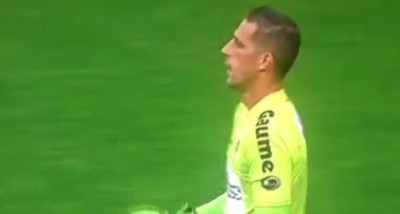 KAO NAJGORI POČETNIK: Golman Šarlroa častio protivnika (VIDEO)