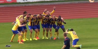 EVO TEBI ŽUTA KARTA: Sudija ljut jer za njega nema mesta na fotografiji (VIDEO)