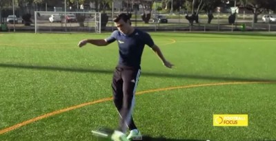 NE GURAJ GA: Bejl kao poslednji amater – pao preko lopte (VIDEO)