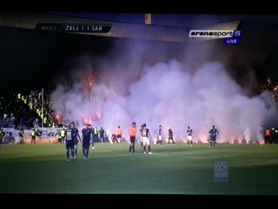 PREMIJER LIGA BIH: Tuča navijača pokvarila derbi (FOTO) (VIDEO)