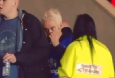 I TO SU TI FINI ENGLEZI: Navijač čačkao nos, pa obrisao ruke o – gospođu! (VIDEO)