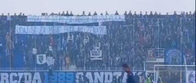 SVADBA: Navijač Novog Pazara na terenu zaprosio devojku (VIDEO)