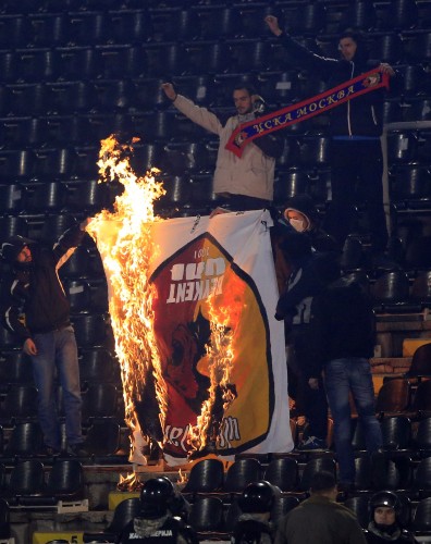 UMOBOLNI NE STAJU! Huligani Galate ponovo provociraju Delije i Grobare! (FOTO)