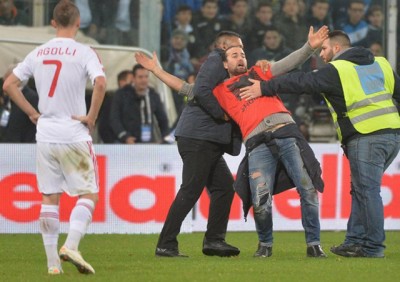 DIVLJACI: Albanci prekinuli i meč u Đenovi (VIDEO)