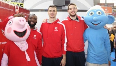 DRUŽENJE NA SAJMU: Đenka učio srpski sa klincima, Dangubić čitao bajke