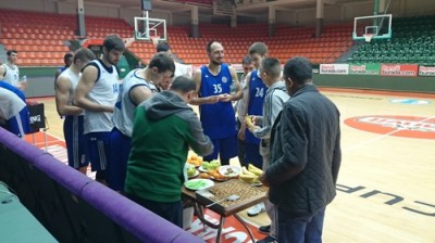 E TO SU PRAVI DOMAĆINI: Banvit košarkaše Partizana poslužio voćem i baklavama! (FOTO)
