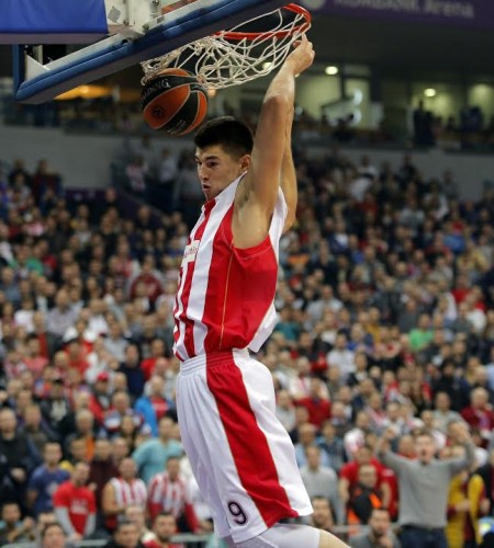 PUCALI SU OBRUČI U NIŠU: Zvezdaši zakucavanjima dizali publiku na noge (VIDEO)