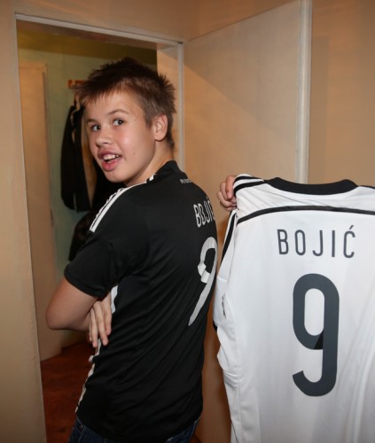 VELIKO SRCE CRNO-BELIH: Fudbaleri posetili dečaka koji izašao iz kome! (FOTO)