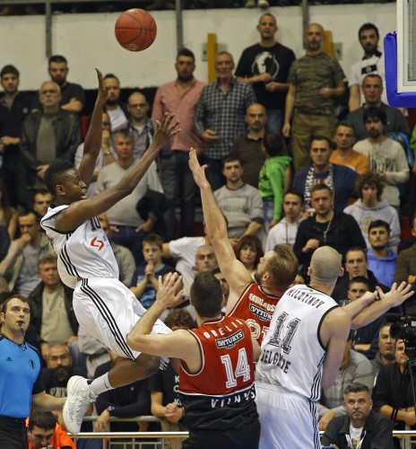 DALEKOMETNI DALO: Francuz pogodio sa svoje polovine, ali samo za ‘umetnički dojam’ (VIDEO)