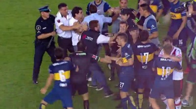 PORAZ U SUPERKLASIKU SKUPO KOŠTA: Navijači Boke napali svoje igrače (VIDEO)