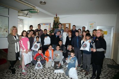 CRNO-BELI HUMANISTI: Košarkaši Partizana obradovali mališane