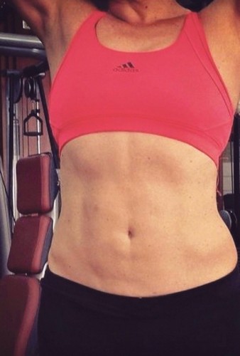 Ona je u šestoj deceniji i ima trbušnjake