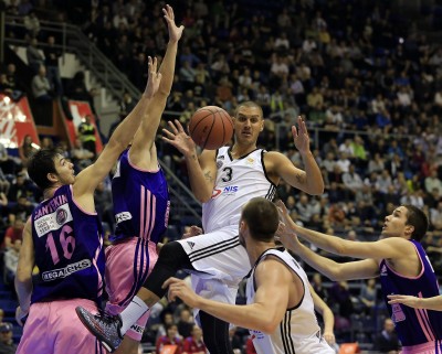 MAGIJA TRAJE: Prvo krađa Kešelju, a onda još jedna fantastično dodavanje Pavlovića (VIDEO)