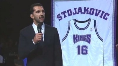 VELIKA ČAST: Povučen dres Peđe Stojakovića (FOTO)