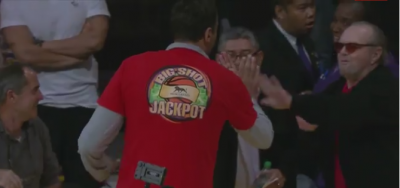 SPEKTAKL: Divac pogodio trojku sa pola terena za 90 hiljada dolara i zagrljaj holivudske zvezde (VIDEO)