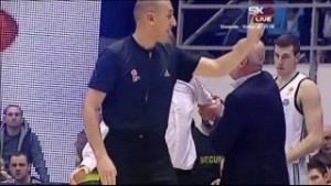 Duško Vujošević krenuo na sudiju