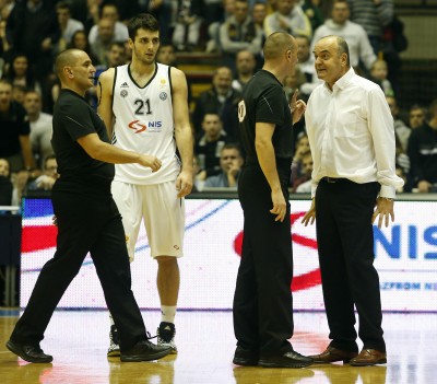 SVE JE STALO U DEVET SLIKA: Kako je Vujošević ušao u sukob sa sudijama i šta je posle radio (FOTO)