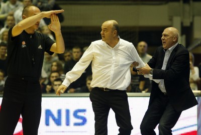 ISKLJUČENJE IZAZVALO DODATNU NERVOZU: Vujošević hteo da bije sudije (VIDEO)