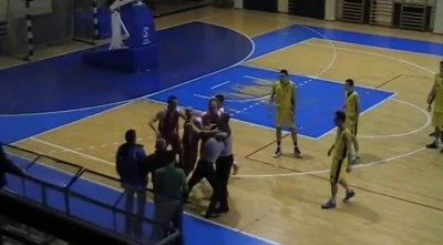 SKANDAL U NIŠU: Košarkaš umalo udavio sudiju (VIDEO)