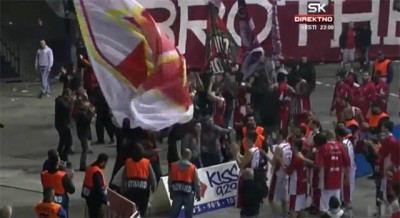 ZAJEDNO U POBEDI I PORAZU: Kako su igrači Olimpijakosa i Crvene zvezde pozdravili navijače (VIDEO)