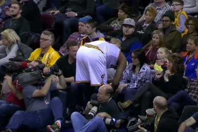 LEBRON STVARNO KRALJ: Pogrešio, pa navijačici poljubio ruku (VIDEO)