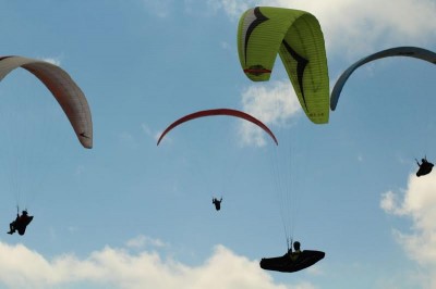 PARAGLAJDING: Beli orlovi precizno sleću