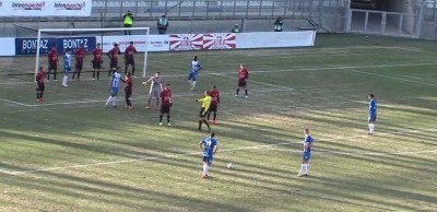 INOVATIVNO: Neviđena postavka – golman u ‘živom zidu’, igrači na gol liniji! (VIDEO)