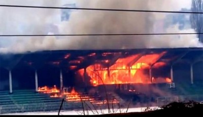 POŽAR: Izgoreo stadion u Kosovskoj Mitrovici! (VIDEO)
