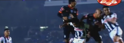 STRAVA I UŽAS: Meksičkom fudbaleru pukla glava (VIDEO)