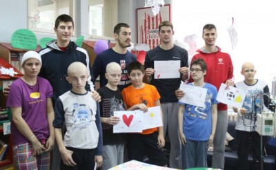 VELIKI SPORTISTI, VELIKI LJUDI: Košarkaši Zvezde posetili decu na onkologiji