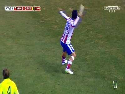 POBESNELI ARDA TURAN: Fudbaler Atletika gađao sudiju kopačkom (VIDEO)