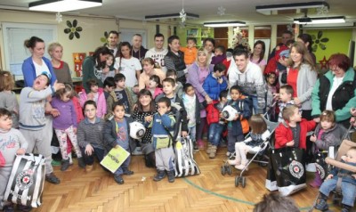 PARTIZAN MISLI NA SVE: Crno-beli odneli paketiće deci iz Zvečanske