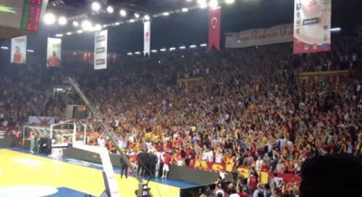 A TEK SU SE VRATILI NA TRIBINE: Navijači Galatasaraja teško povredili trenera!