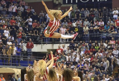 DVOMEČ: Košarkaši Zvezde i Žalgirisa vode borbu na terenu, a navijačice na internetu (VIDEO)