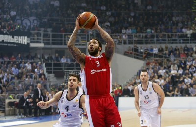 NIJE IM LAKO: Komentatori prenose polufinale KRK kroz navijačku zastavu (FOTO)