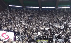 OPŠTI HAOS ISPRED PIONIRA: Delije napale Grobare! Letele stolice, baklje, kamenje… (FOTO)