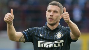 IZAZVAO NOVICKOG: Podolski pogađa basketarom sa pola terena! (VIDEO)