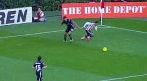 BESPLATAN RINGIŠPIL: Fudbaler ‘izvozao’ rivala i zamalo ga bacio na kolena (VIDEO)