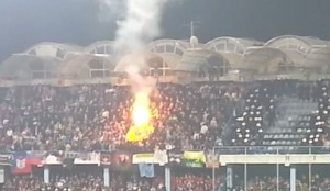 JASNA PORUKA: Ruski navijači zapalili zastavu NATO-a! (VIDEO)