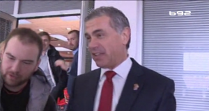 SKANDAL NA ZVEZDINOJ PROSLAVI: Navijač osujetio novinarku B92 da postavi pitanje Terziću! (VIDEO)