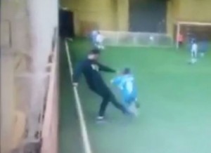 UZNEMIRUJUĆI VIDEO: Da li ovakve trenere treba izbaciti iz fudbala!? (VIDEO)