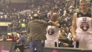 DAVITELJ ZA GROBARE: Vujošević zaradio ovacije, davio Grbovića u grotlu Pionira (VIDEO)